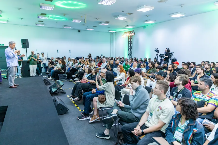 Auditório lotado durante palestra
