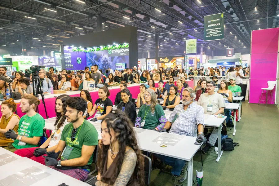 Público acompanhando a programação