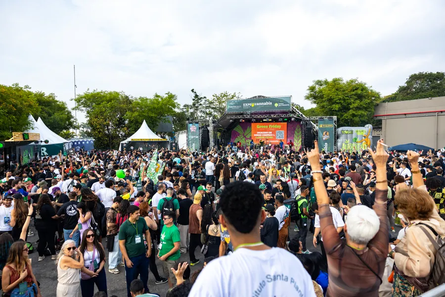 Público na área externa do evento