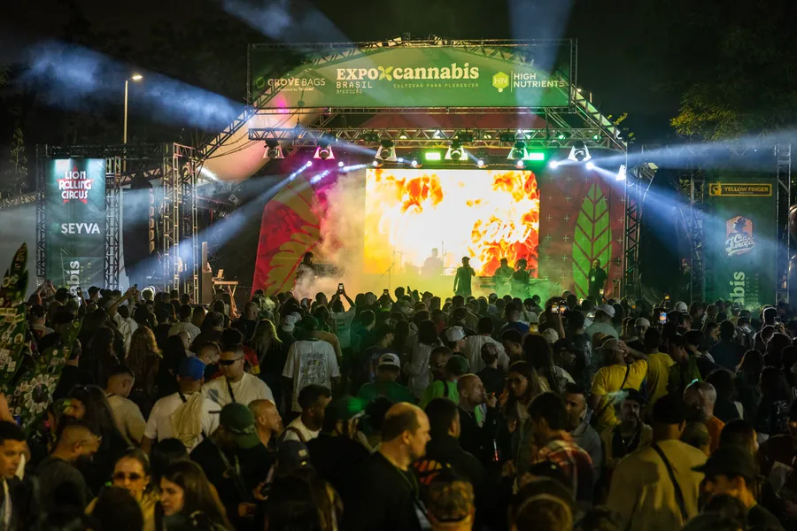 Show noturno no palco da ExpoCannabis 2025