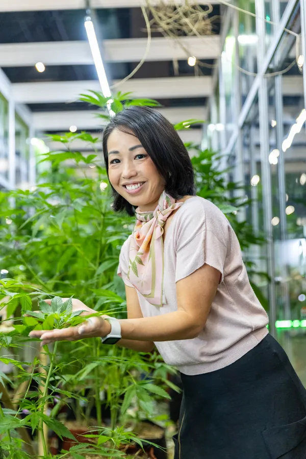 Visitante na estufa de cultivo