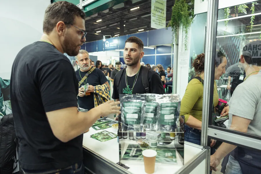 Visitantes conhecendo produtos